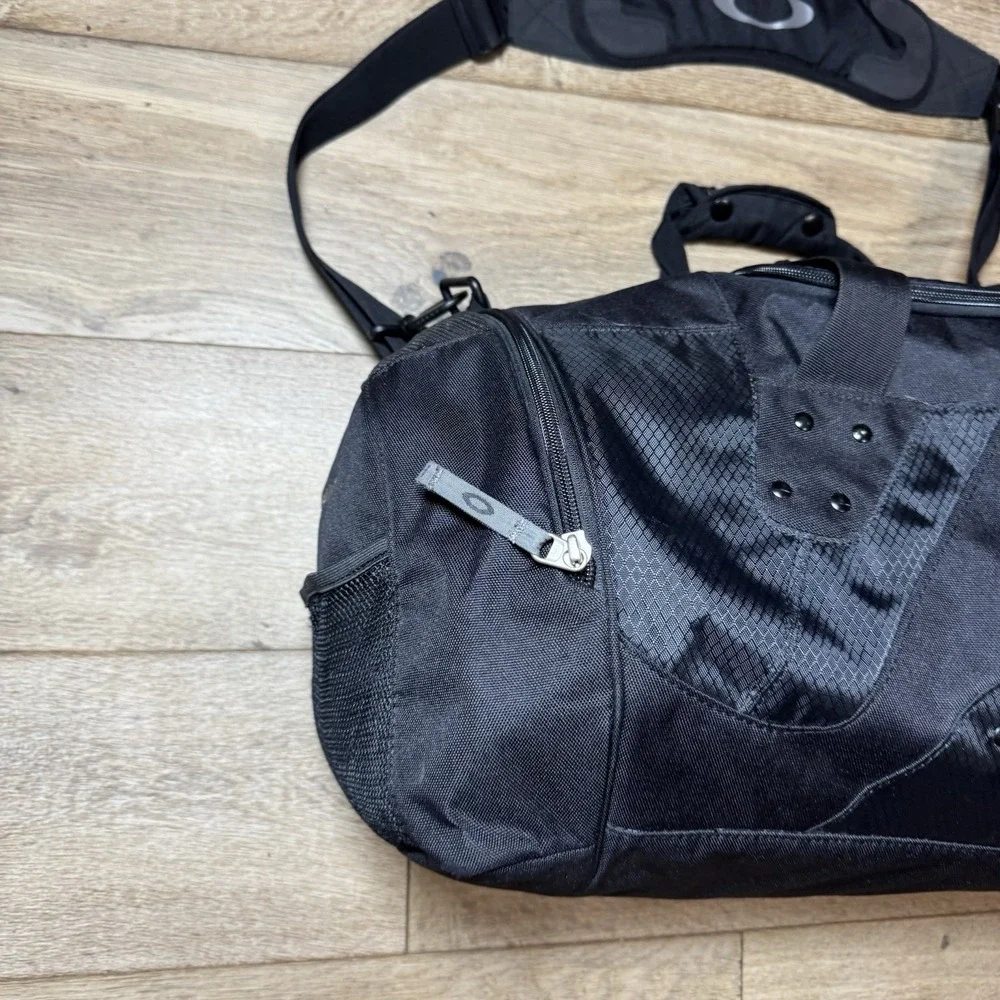 Oakley Black Duffle Bag Vintage Gym Bag in Excellent Condition Model 92345